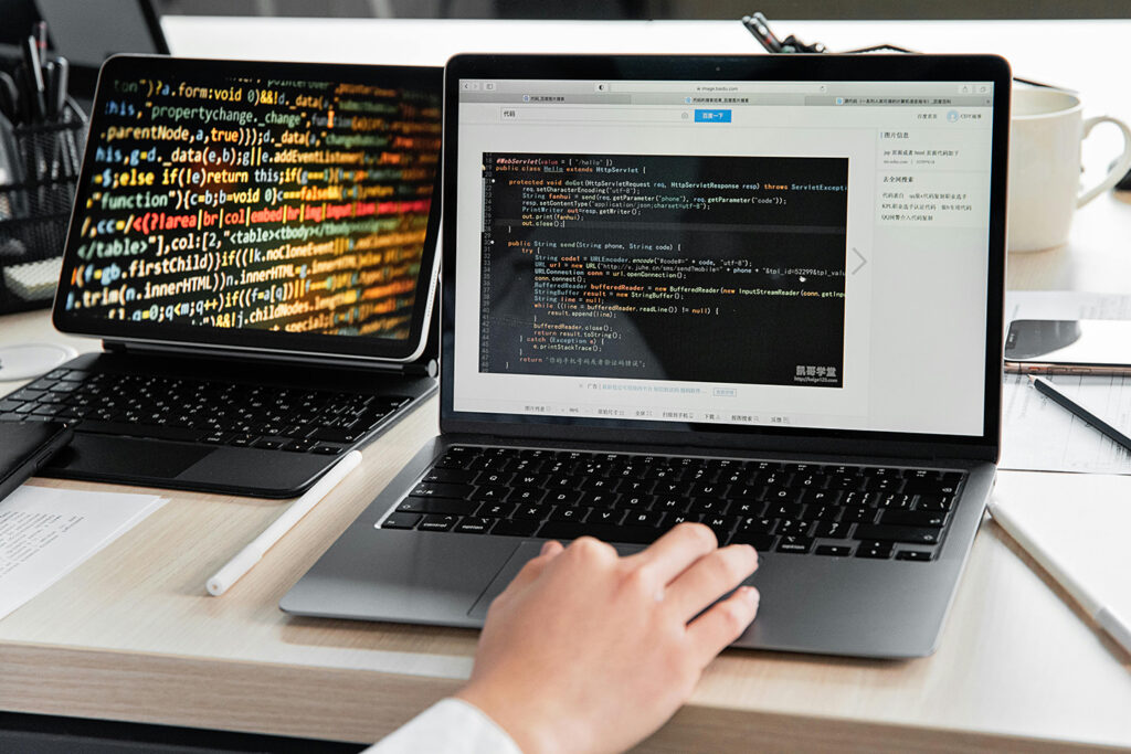 Antreprenor lucrând la laptop, ilustrând adopția instrumentelor AI în afaceri mici